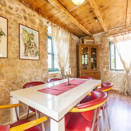 Будинок відпочинку House With Two Bedrooms Dinko Hh *