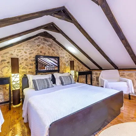 בית נופש House With Two Bedrooms Dinko Hh